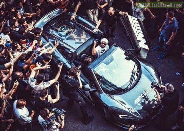 Ronaldinho arriving in Milan for the Champions League Final. Wow