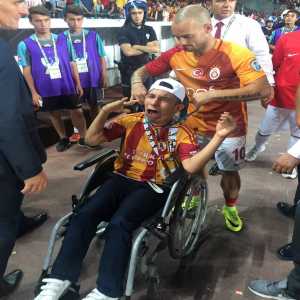 Wesley Sneijder donates his Super Cup medal to a disabled fan