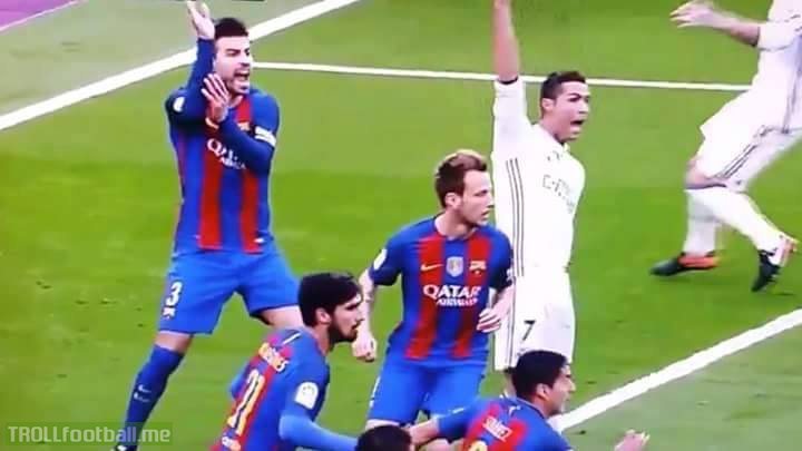 Pique asking for a penalty for Real Madrid 😂😂