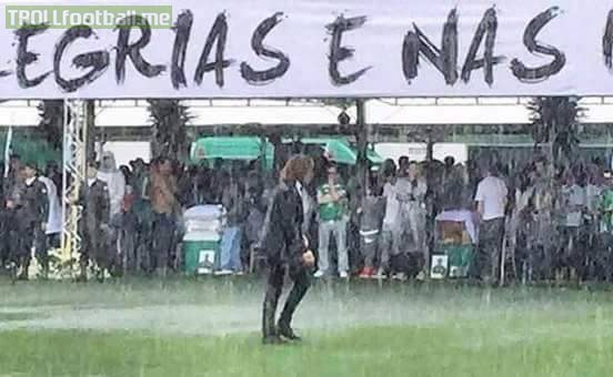 On the day of El Clasico, Barca Legend Carles Puyol refused to go to the Camp Nou and watch the match between his ex-club and their rivals, and travelled to Chapecoense, where he assited to the heartbreaking farewells of the players and staff of Chapecoense's football club at Arena Condà stadium. LEGEND RESPECT