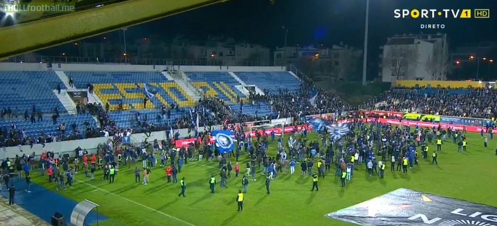 FC Porto away end in Estoril to collapse, fans running to the pitch