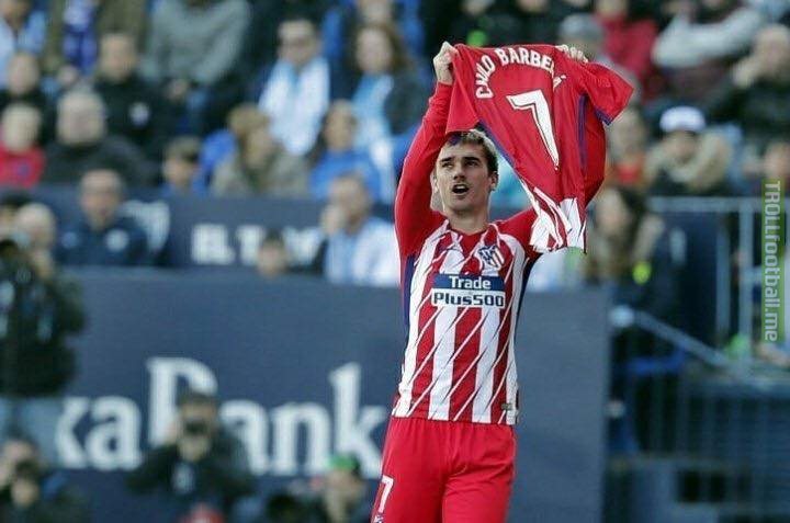 Antoine Griezmann celebrated by holding up a shirt commemorating Atletico Madrid fan Cholito Barberá who died playing for UD Alzira in an U12s game last weekend. ❤🙏