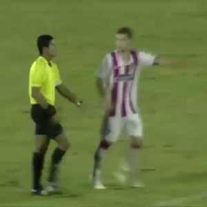 Player grabs corner kick flag and swings it around to fight in a Copa Libertadores U-20 match