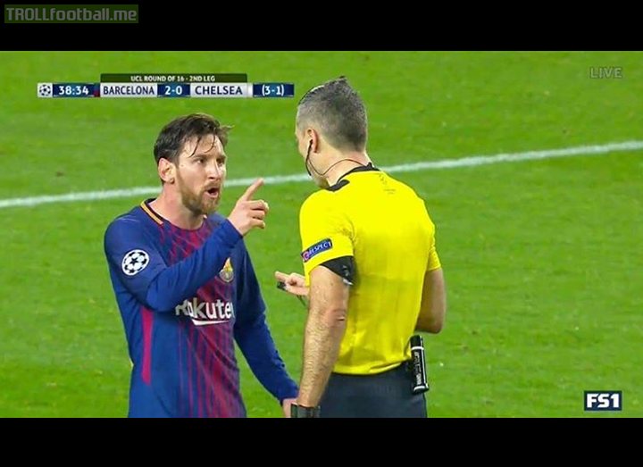 Giroud tells the ref it was a penalty - BOOKED 📒 Willian tells the ref the wall isn't far back enough - BOOKED 📒 Messi wags his finger in the ref's face - Nothing... 👀