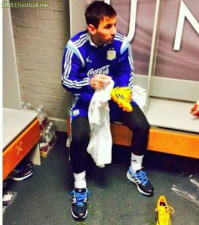 According to The Times, Manchester United academy have a picture of Lionel Messi in their dressing room.  This image shows the greatest footballer ever cleaning his own boots after a friendly against Croatia at Upton Park in 2016.  The aim of this picture is to show the youngsters that even the greatest player in the world is a simple and humble person. This photo teaches the future stars to work hard and stay humble. ❤