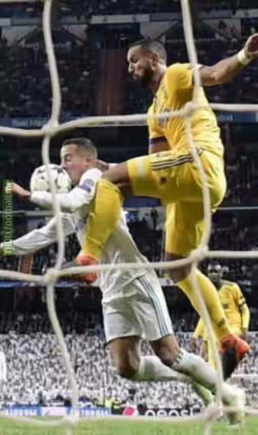 View of the tackle from behind the goal in Madrid vs Juventus match