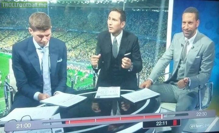 Steven Gerrard and Rio Ferdinand's faces perfectly sum up every Liverpool and Man United fan's reaction 😂👏