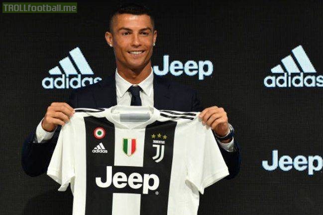 Cristiano Ronaldo shirts sold by Juventus in one day: 👕520,000  Total Juventus shirt sales in 2016: 👕850,000  The CR7 effect🐐