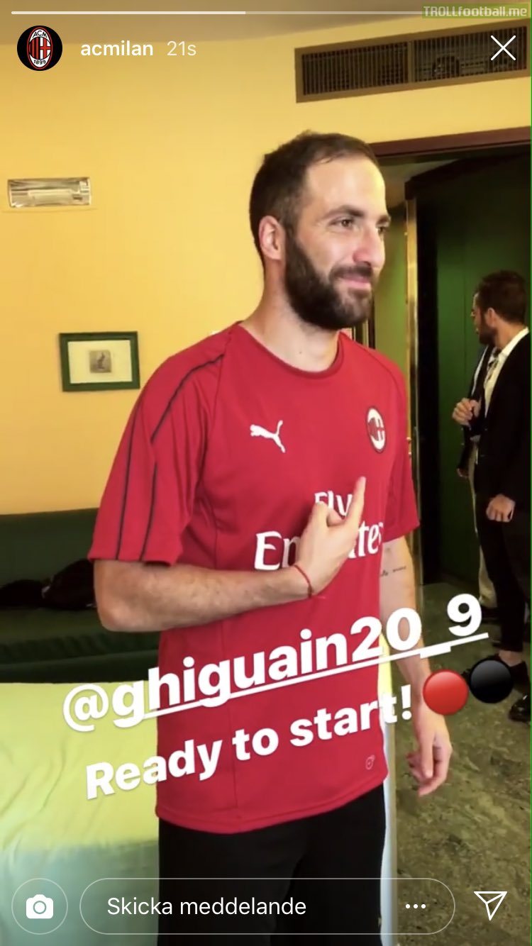 Ac Milan has a new boy in red (higuain) picture included