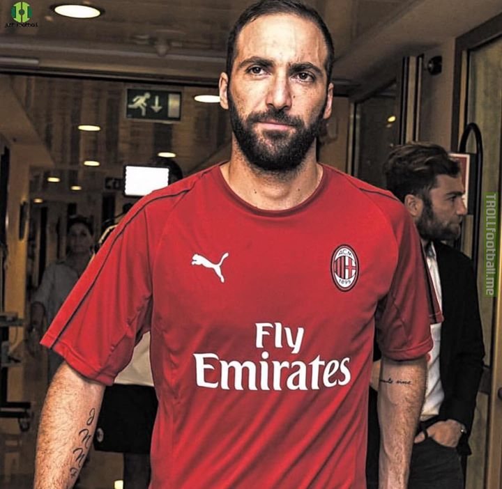 The first picture of Higuain in a AC Milan kit..Ready for his Medical
