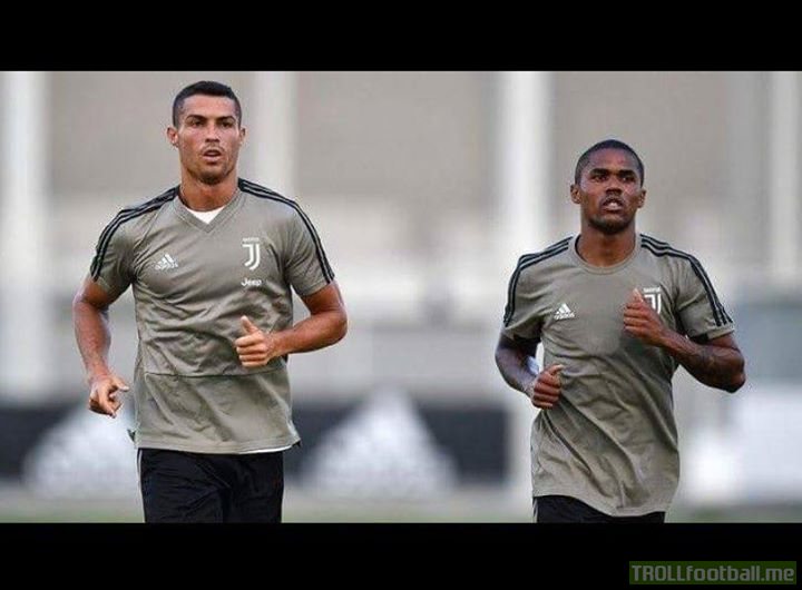 🗣 "It's impossible to keep up with Cristiano Ronaldo at training. When we arrive, he's already training and when we leave he's still training. I've never seen a player like that.” - Douglas Costa. 👀⚫️⚪️