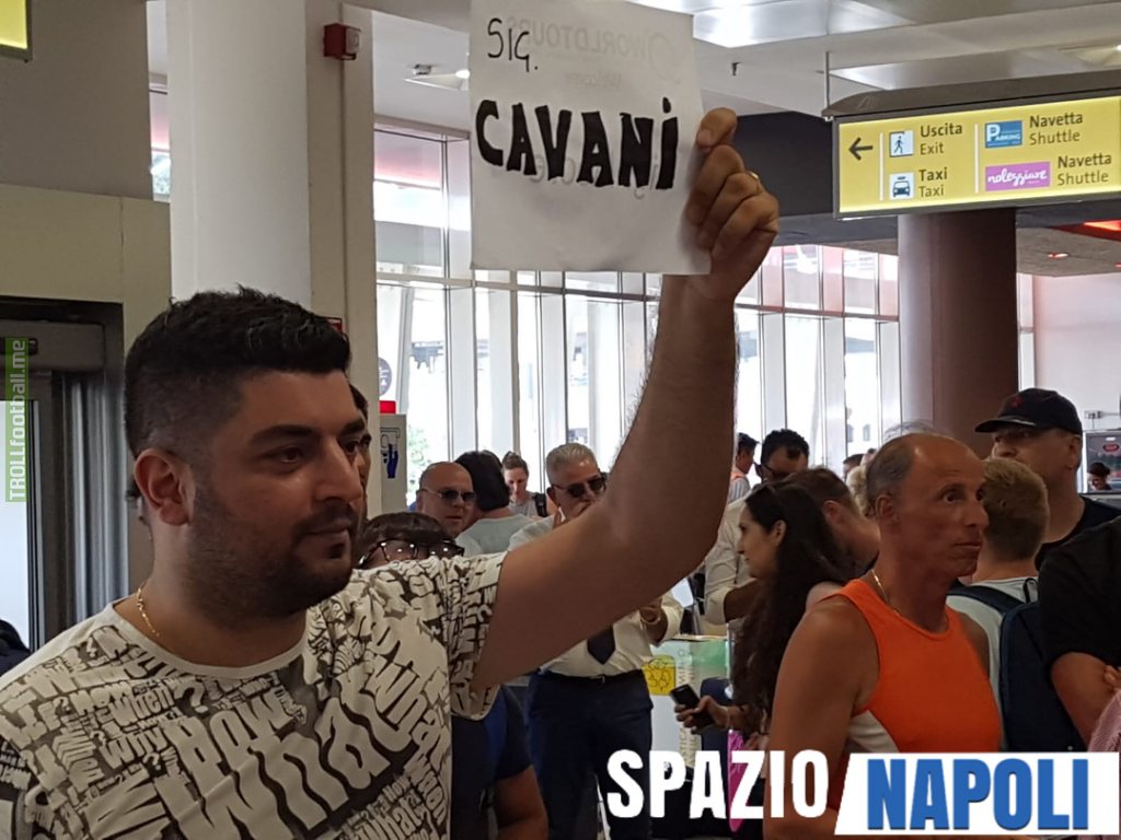 Napoli fans waiting for Cavani at the airport because of a fake transfer rumour in Italy