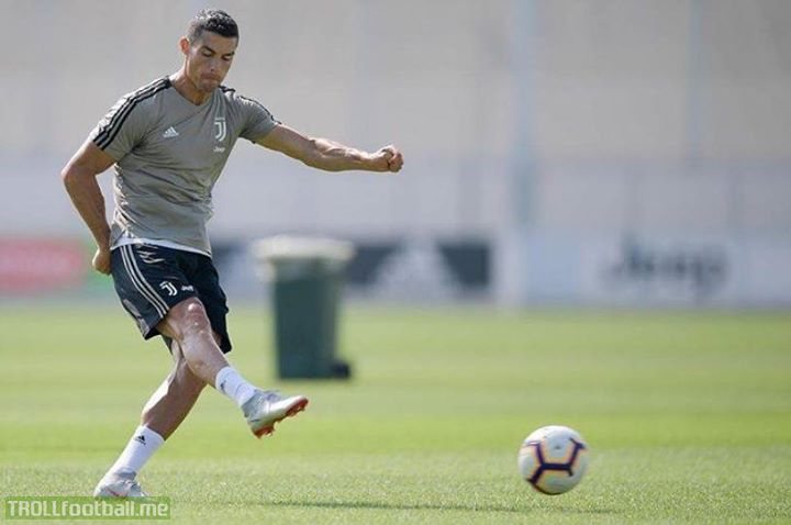 Allegri confirms Cristiano Ronaldo will make his debut for Juventus tomorrow. Comment how many goals he'll score 🐐 ⚽️ 🥅