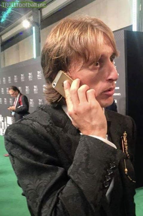 Luka Modric:   💰 Earns £10million per year 🥈 World Cup finalist 🏆 FIFA World Best Player 📱 Still using an iPhone 5  Humble dude 👏