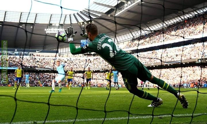 You're winning 1-0 heading into added time. Your team concedes a penalty...😳  Which Premier League goalkeeper, past or present do you put between the sticks? 🥅  👇👇