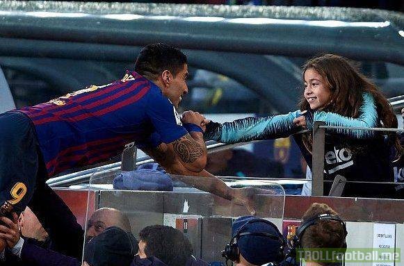 Incredible photo: Luis Suarez bites his daughter out of joy after scoring a hat trick vs Real Madrid.