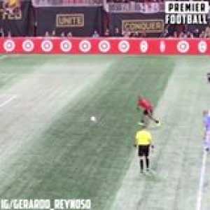 Josef Martinez has the strangest penalty technique 😂  "If it's stupid but it works, it ain't stupid" 👏