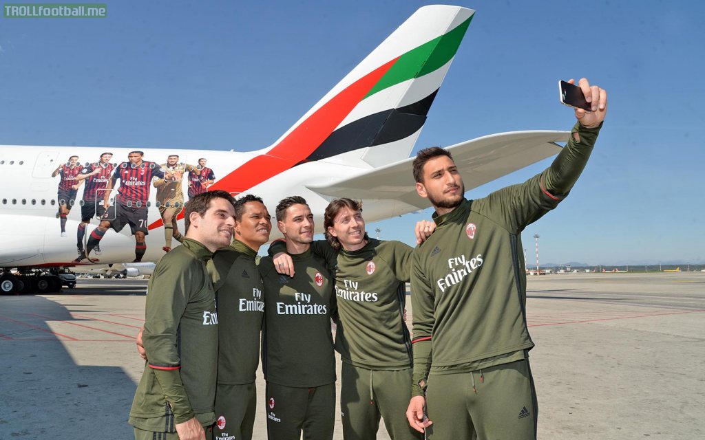 Emirati AC Milan fan takes selfie with his favorite players