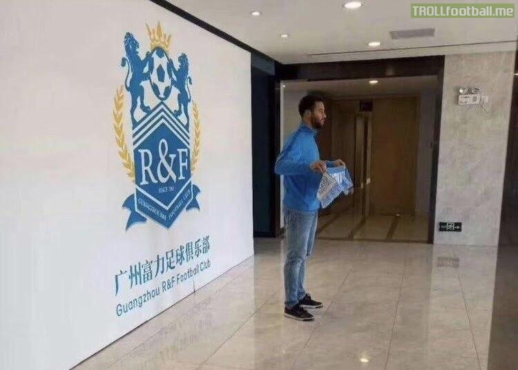 Leaked photo of Moussa Dembele Signing for Guangzhou R&F