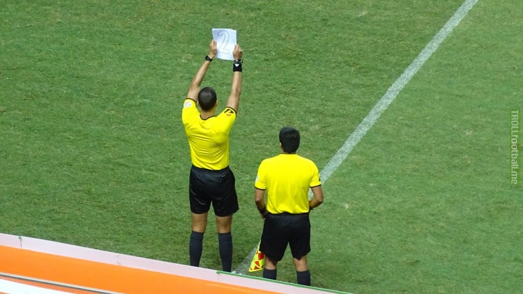 Atlético-MG (Brazil) x Defensor (Uruguay): officials are using a white paper sheet to signal substitutions and added time, because someone forgot the actual board.