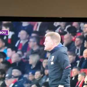 Eddie Howe catches gum without looking