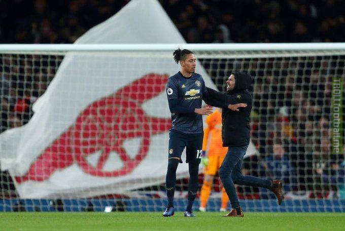 First Jack Grealish gets punched, then a fan runs onto the pitch to push Chris Smalling as Arsenal beat Man United.  What is going on in this game? 😂