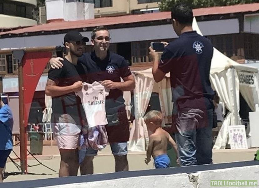 Eden Hazard spotted in Spain today holding the Real Madrid shirt. Source : The Mirror