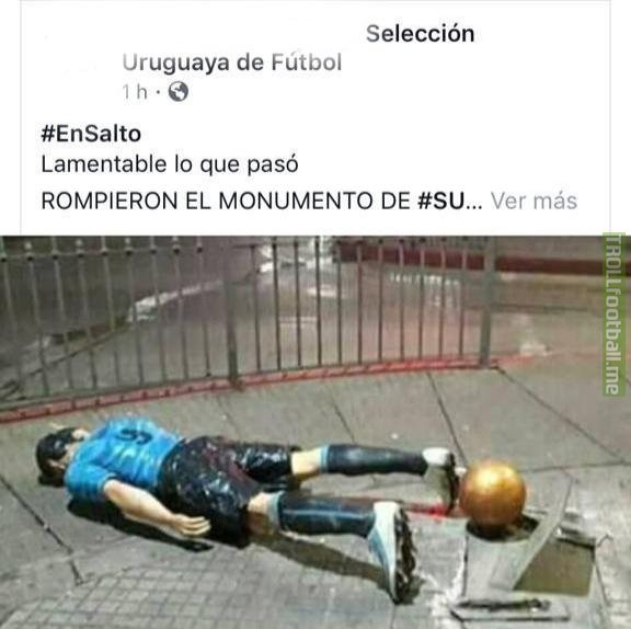 After Uruguay lost to Perú today, some scumbags broke the Luis Suarez statue in Salto, Uruguay.