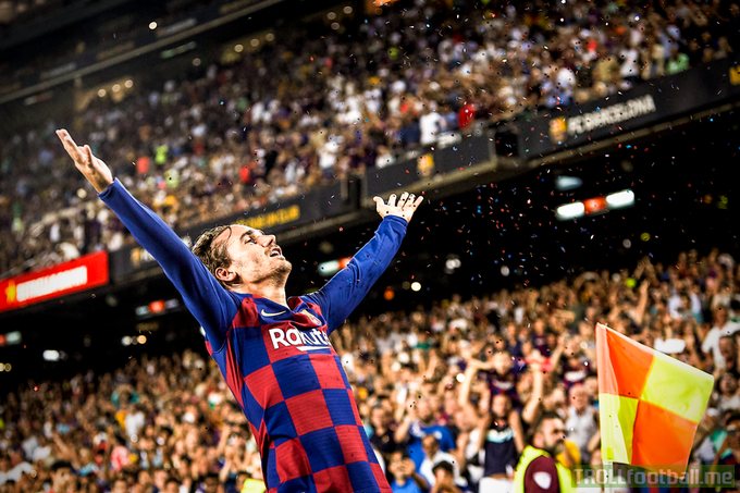 Griezmann celebrates his 2nd Barcelona goal doing the LeBron James chalk toss with confetti 🎊
