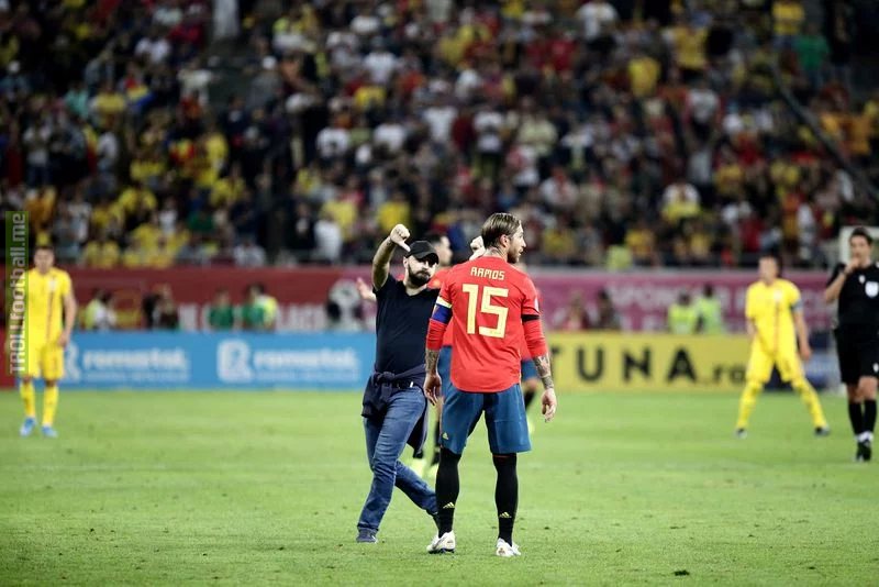 Romanian fan jumps on the field just to run towards Ramos and show him thumbs down during the qualifier against Spain