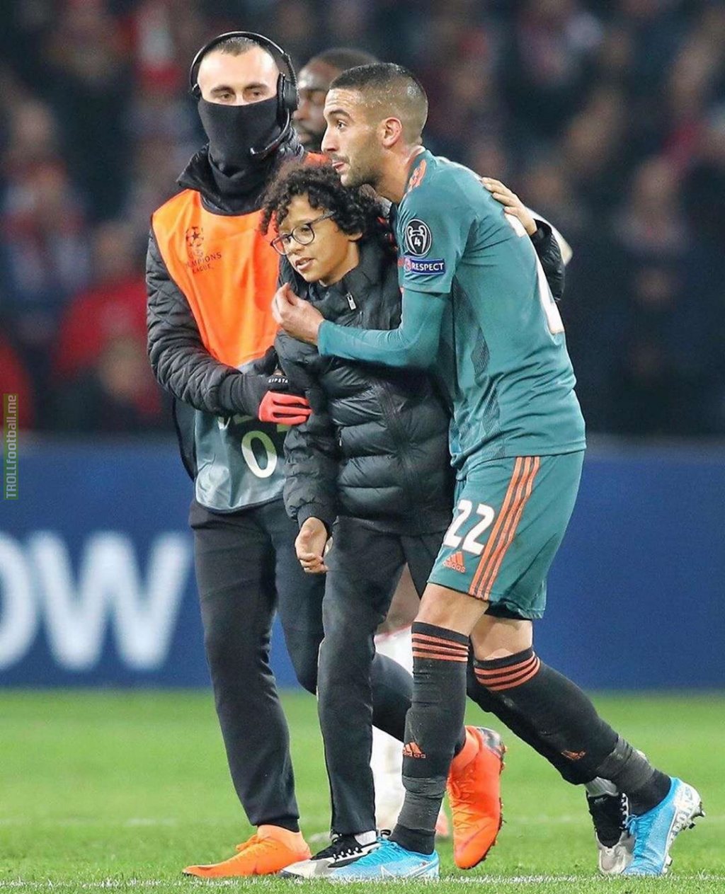Ziyech is asking his followers on Instagram for help to get in touch with the boy who ran on field at the game Lille-Ajax. After the match someone who pro-claimed to be the boys father got his shirt.