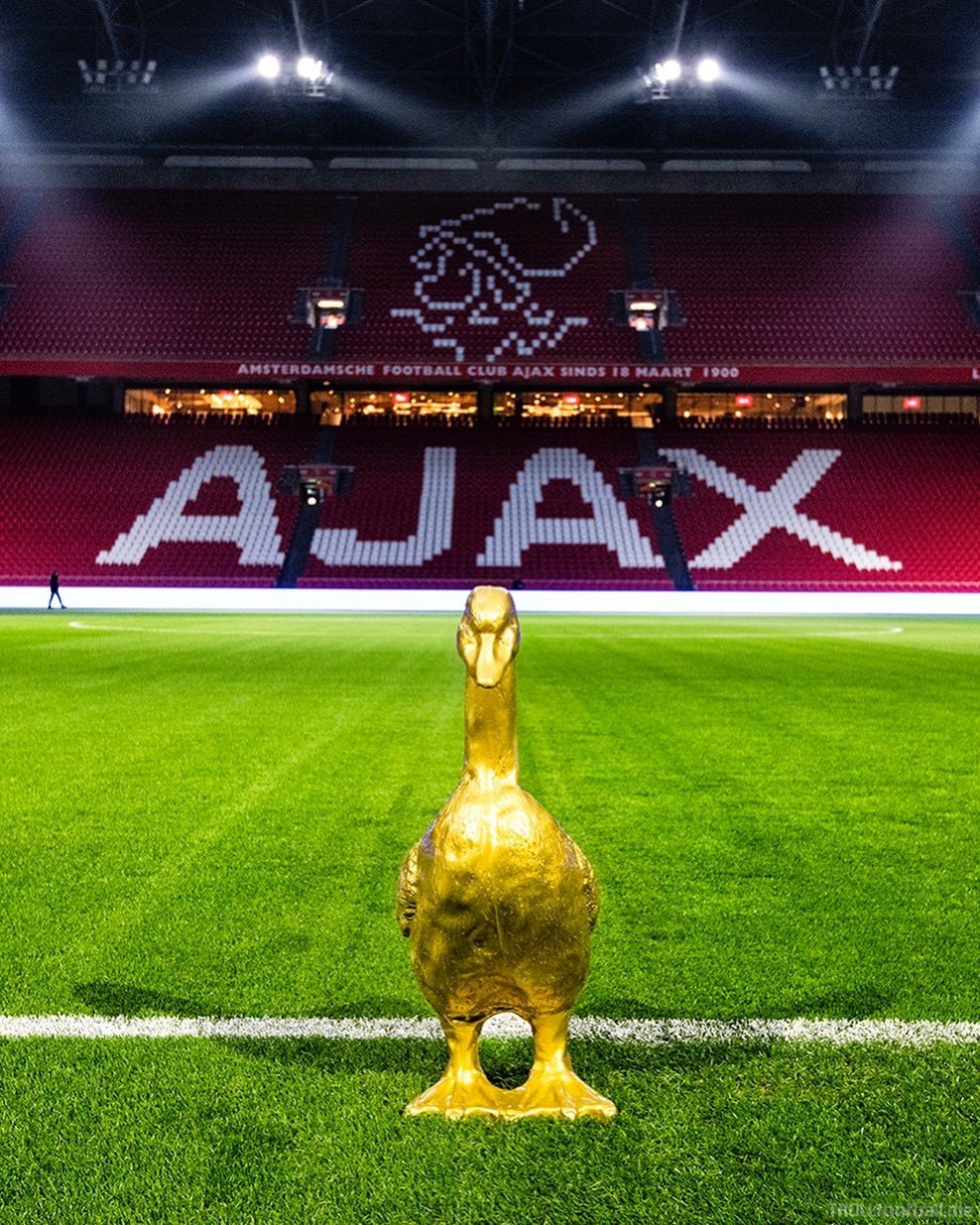 Ajax posted a picture of a golden goose (or duck) on their Instagram account. In the comments fans are saying this tease is linked to Pato since his nickname is 'The duck'.