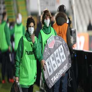 Vitória de Setúbal squad was affected by a virus this week. Sporting CP refused to postpone the match. Sidelines referees are wearing masks to avoid the virus.