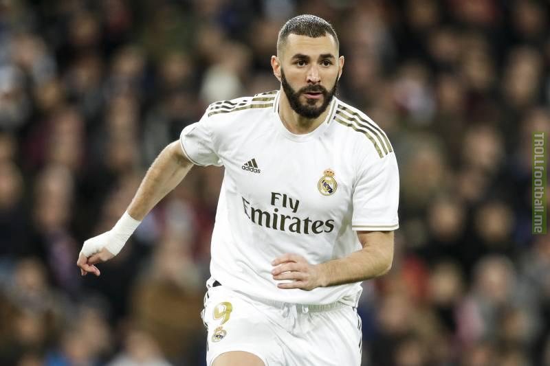 Serious question: Does anyone knows why Karim Benzema have his right hand wrapped up in almost every game?