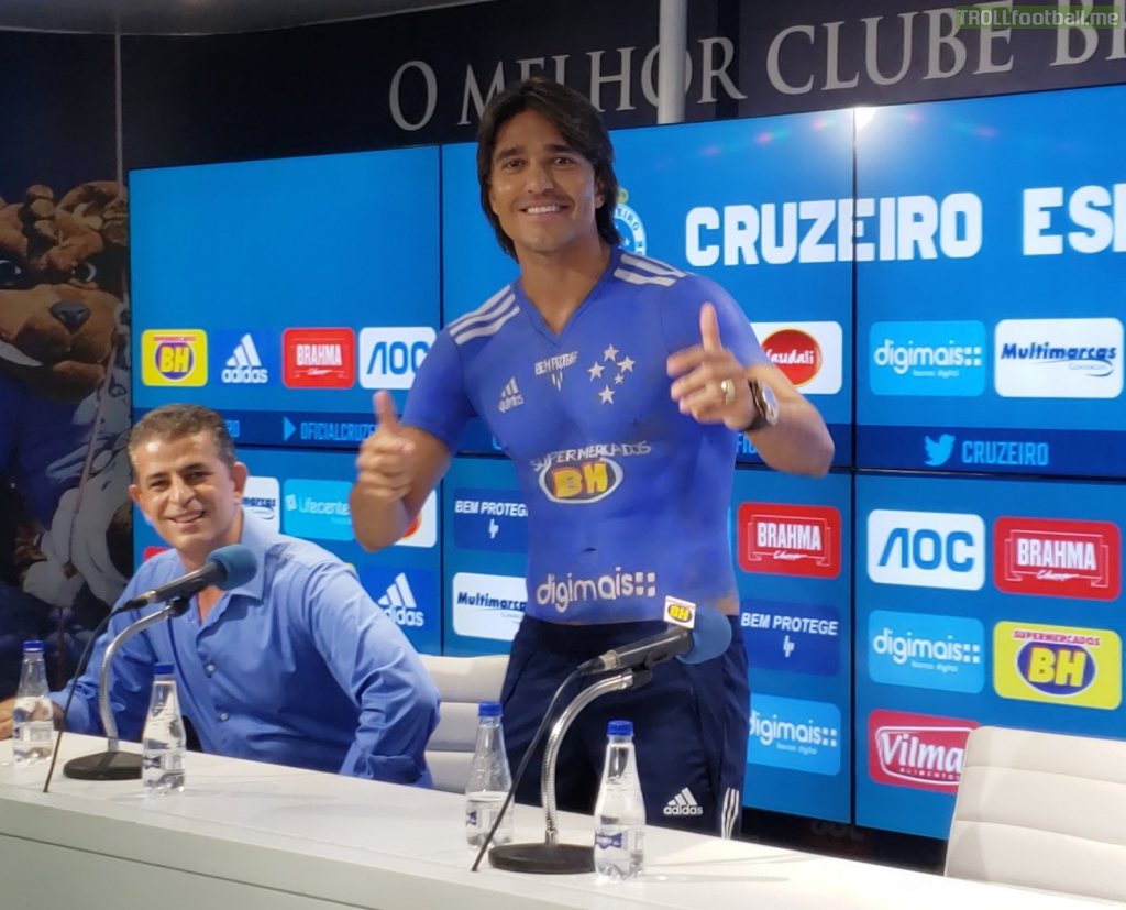 With financial struggles, Cruzeiro presents player with a painted shirt
