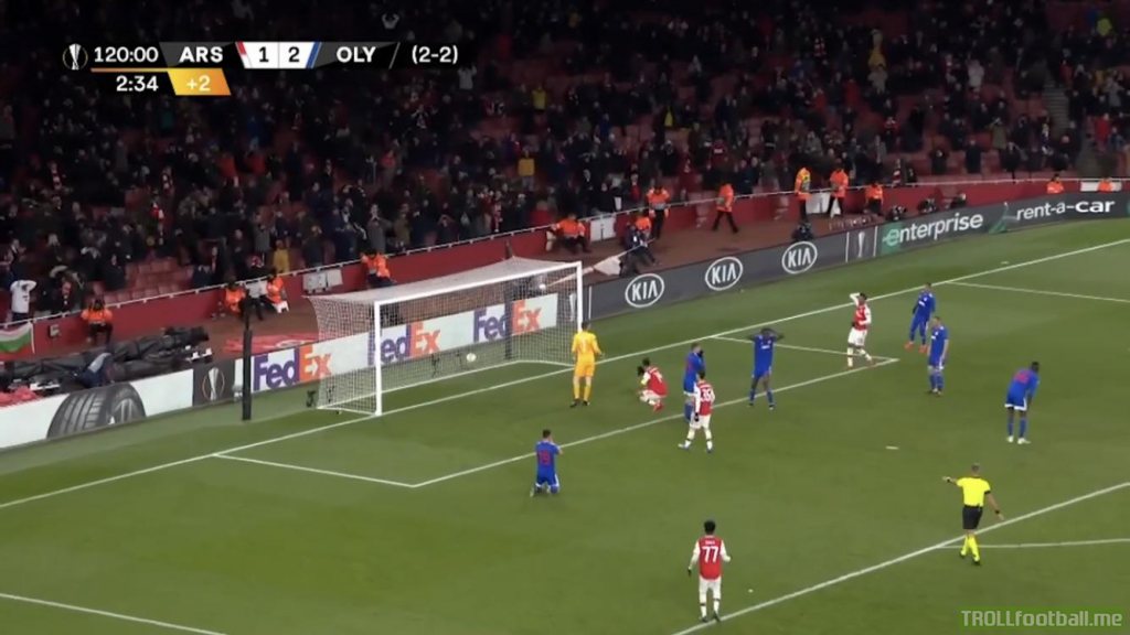 Aubameyang’s miss tonight was so unbelievable that several of the Olympiacos players look like they had already admitted defeat before they realized what happened.