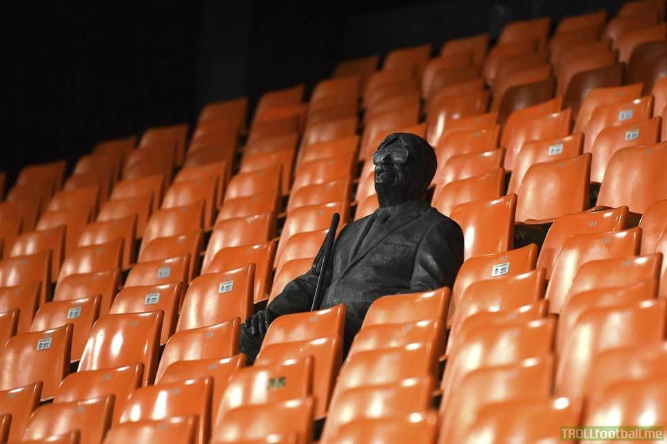 Valencia constructed a statue of superfan Vicente Navarro at the Mestalla after he died in 2019. Navarro lost his sight in his 50s but still attended every game until he sadly passed away. He was the only fan in attendance because coronavirus safety measures. 👏🦇
