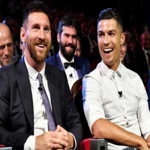 Wayne Rooney: "Ronaldo is my friend, but Messi is better. Ronaldo is ruthless in the penalty box but Messi likes to torture you before killing you. They both changed the game with their goal numbers, we will never see a player on the same level as these two."