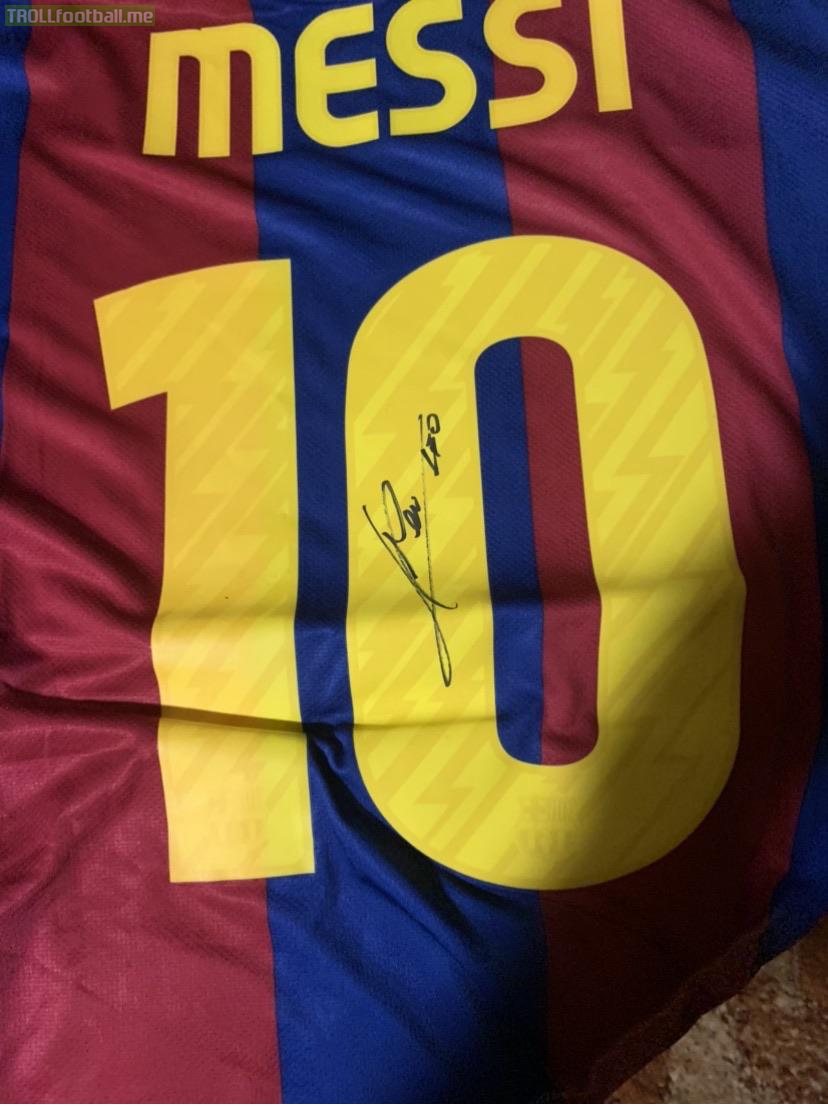 Messi signed Barcelona jersey fake?