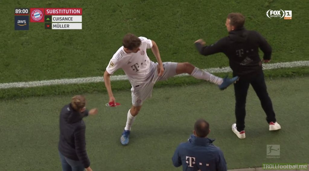 Thomas Müller did this when he got subbed today. Social distancing at its best.