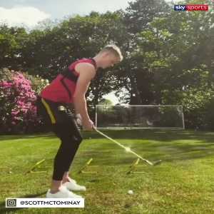 Scott McTominay taking the crossbar challenge to new levels... ⛳️