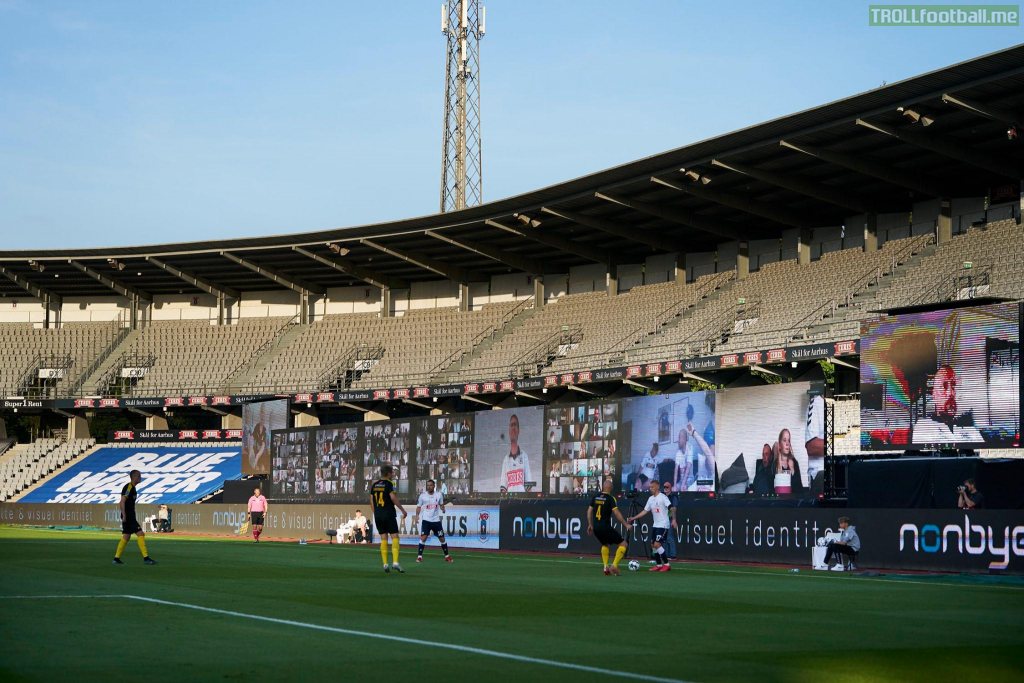 Fans was visible on pitchside screens via Zoom, when AGF restarted the the Danish Superliga.