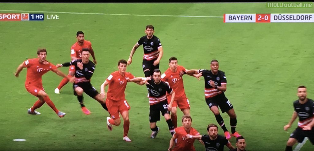 4 Düsseldorf Players grabbing shirts of Bayern Players during corner kick