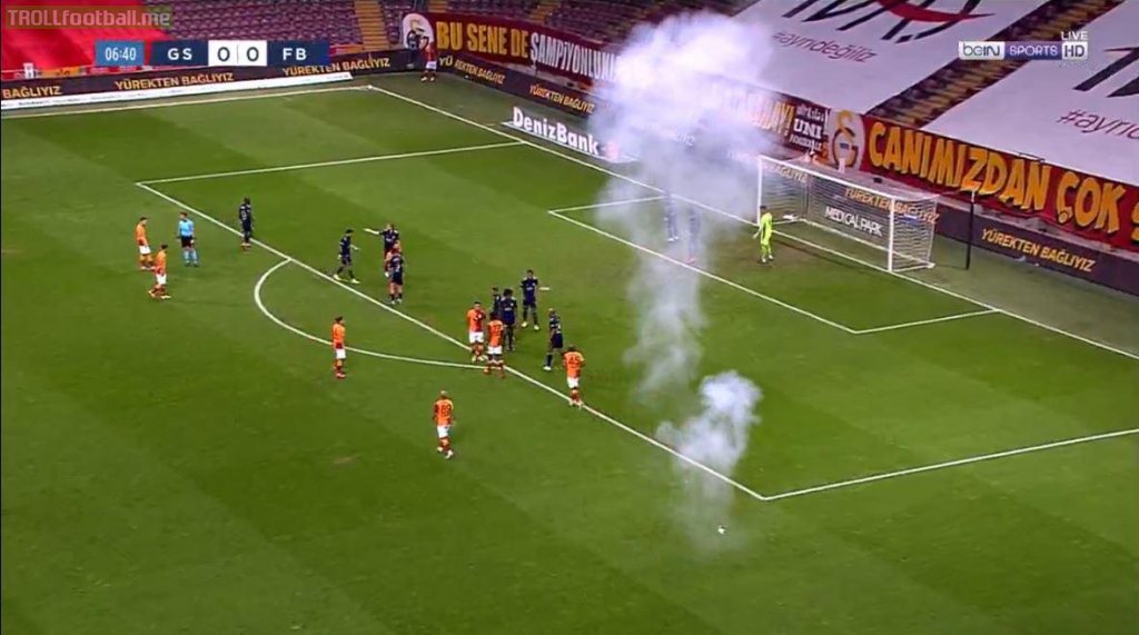 Flares in the Galatasaray-Fenerbahce derby... with no fans in attendance due to covid