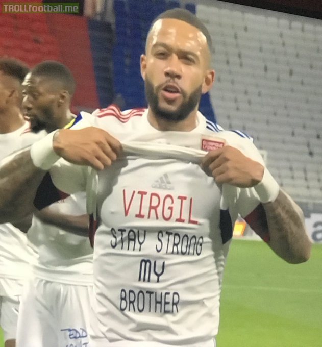 Memphis Depay with a message of support for his fallen country man ✊