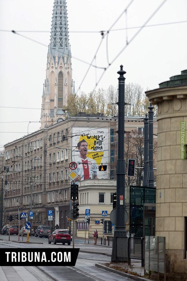 Cool graffiti of Lewandowski in Warsaw, Poland, saying "World's best player"