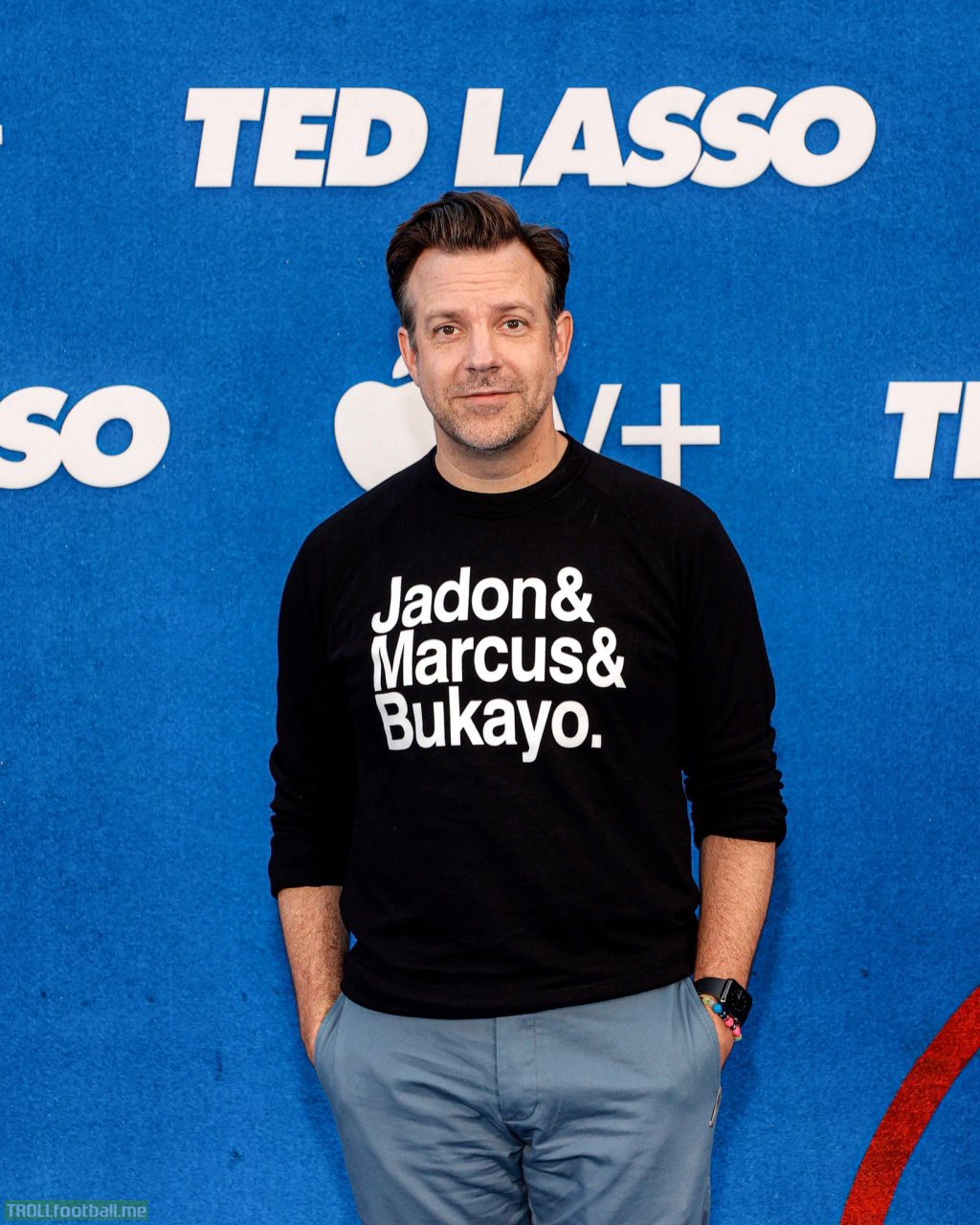 Jason Sudeikis showed up to the Season 2 premier of Ted Lasso wearing a sweatshirt in support of Jadon Sancho, Marcus Rashford and Bukayo Saka. Handshake