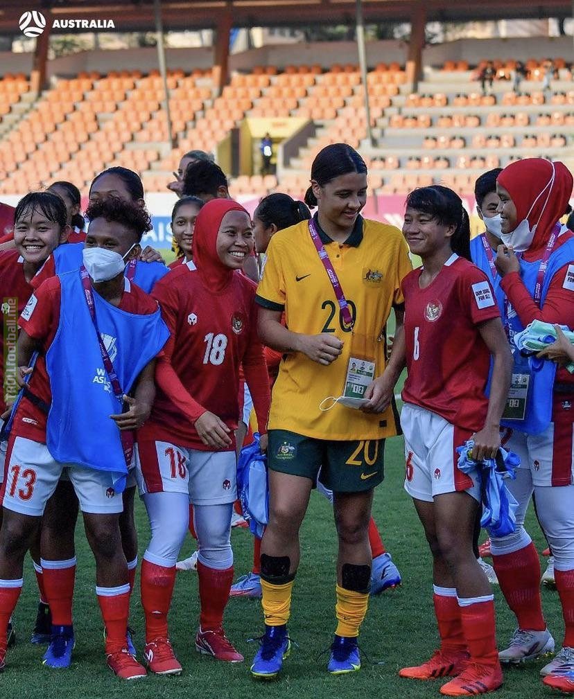 Sam Kerr taking photos with the Indonesian football team after the game