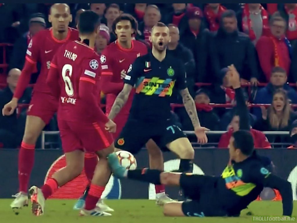 Alexis Sanchez tackle on Thiago