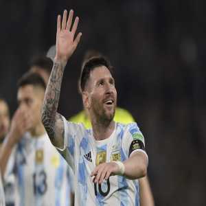 [Roy Nemer] Carlos Tevez on how he sees two versions of Lionel Messi: “One is when he is with PSG and the other is when he comes to the Argentina national team.” Tevez adds that he sees Messi more happy with Argentina and that he is “half half” with PSG.